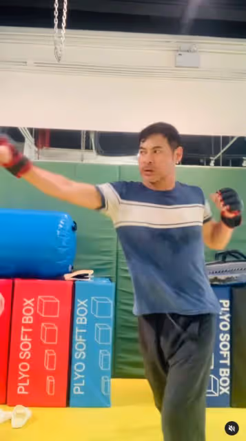 56歲TVB男星罕曬半裸爆肌照，狀態不輸小鮮肉，網友贊他不會老