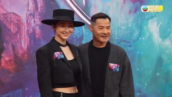 56歲TVB男星罕曬半裸爆肌照，狀態不輸小鮮肉，網友贊他不會老