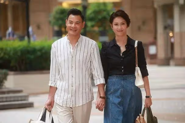 56歲TVB男星罕曬半裸爆肌照，狀態不輸小鮮肉，網友贊他不會老