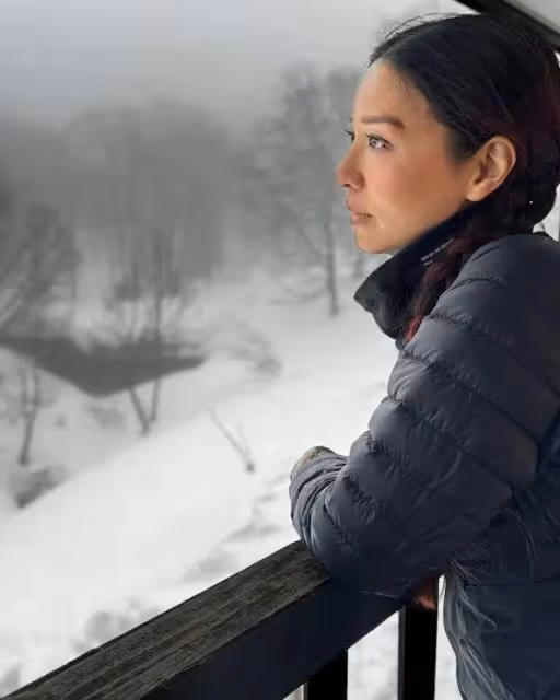 TVB花旦向劇組請假飛加國遊玩，出入酒店搭直升機超豪華滑雪