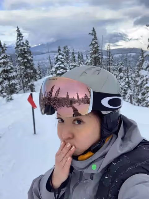 TVB花旦向劇組請假飛加國遊玩，出入酒店搭直升機超豪華滑雪