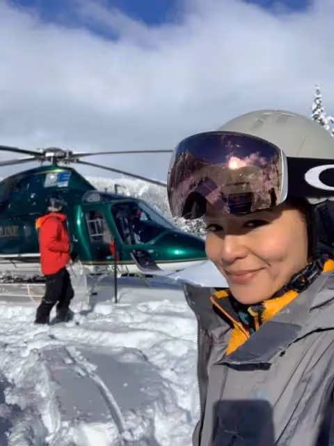 TVB花旦向劇組請假飛加國遊玩，出入酒店搭直升機超豪華滑雪