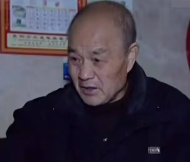 得知父親意外分了5套拆遷房，兒子想要全部家產，並毒打80歲父母