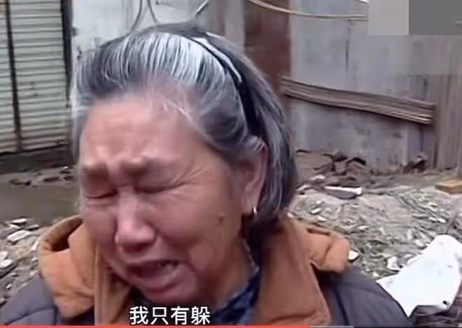 得知父親意外分了5套拆遷房，兒子想要全部家產，並毒打80歲父母