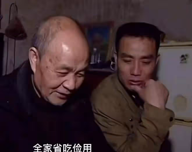 得知父親意外分了5套拆遷房，兒子想要全部家產，並毒打80歲父母