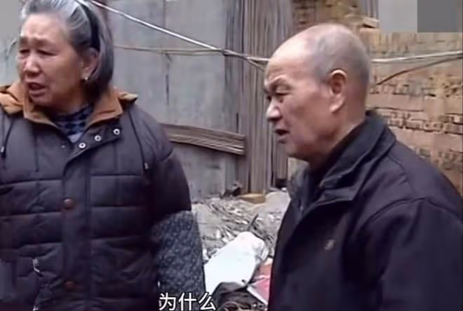 得知父親意外分了5套拆遷房，兒子想要全部家產，並毒打80歲父母