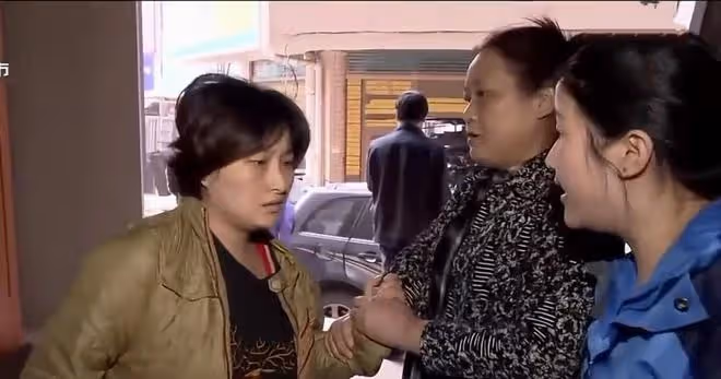 父親出殯當天，丈夫和兒子離奇失蹤，2年後得知丈夫已和他人同居