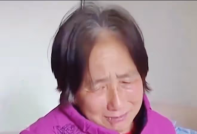 老人幫女兒帶娃10年，為何換來的卻是辱罵和毆打？母親：我怕他們