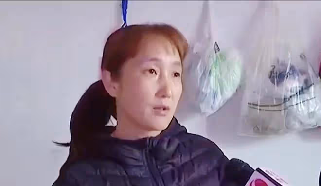老人幫女兒帶娃10年，為何換來的卻是辱罵和毆打？母親：我怕他們