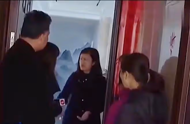 老人幫女兒帶娃10年，為何換來的卻是辱罵和毆打？母親：我怕他們