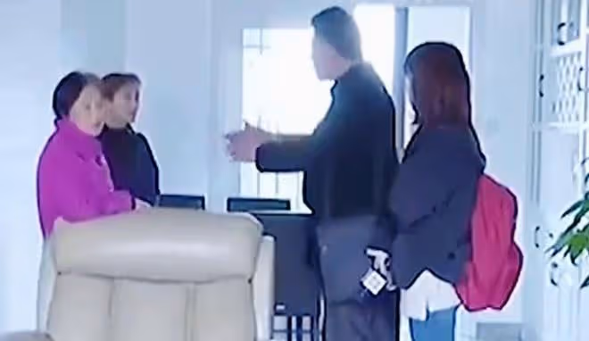 老人幫女兒帶娃10年，為何換來的卻是辱罵和毆打？母親：我怕他們