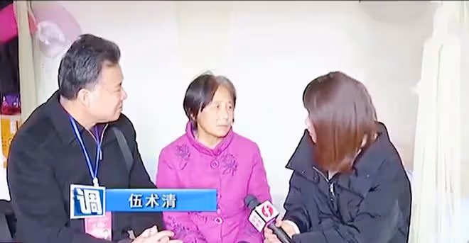 老人幫女兒帶娃10年，為何換來的卻是辱罵和毆打？母親：我怕他們