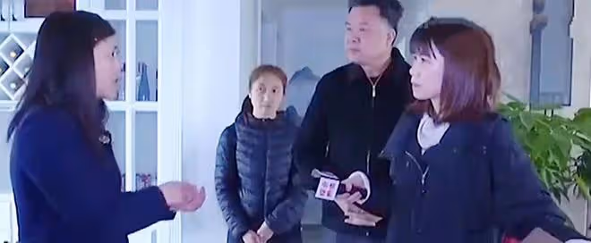 老人幫女兒帶娃10年，為何換來的卻是辱罵和毆打？母親：我怕他們
