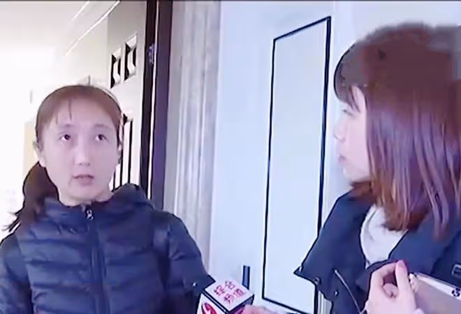 老人幫女兒帶娃10年，為何換來的卻是辱罵和毆打？母親：我怕他們