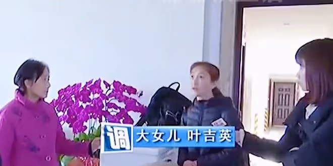 老人幫女兒帶娃10年，為何換來的卻是辱罵和毆打？母親：我怕他們
