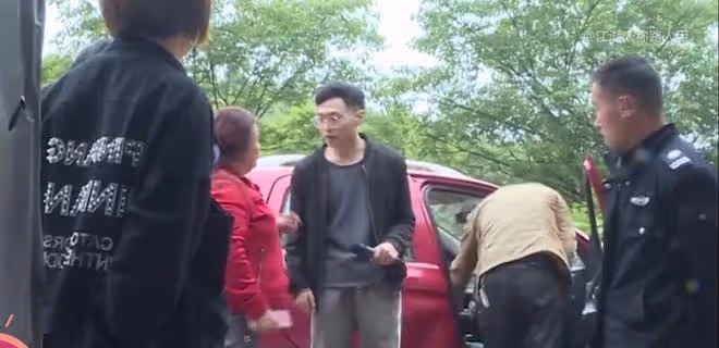 丑妻放著優越生活不過，卻喜歡上殘疾男友，妻子：他比老公懂浪漫