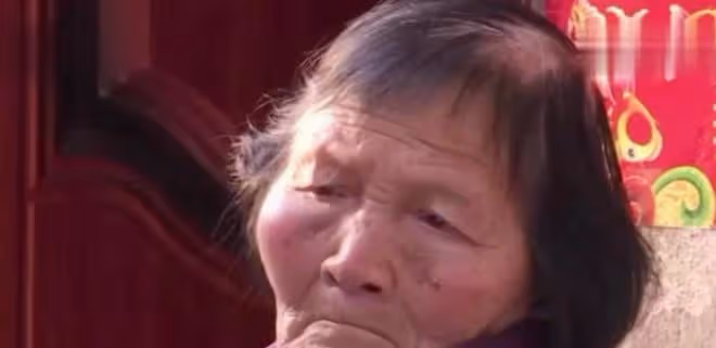 只因一口麥片，84歲老太遭到90歲丈夫毒打，滿臉都是傷口讓人心痛