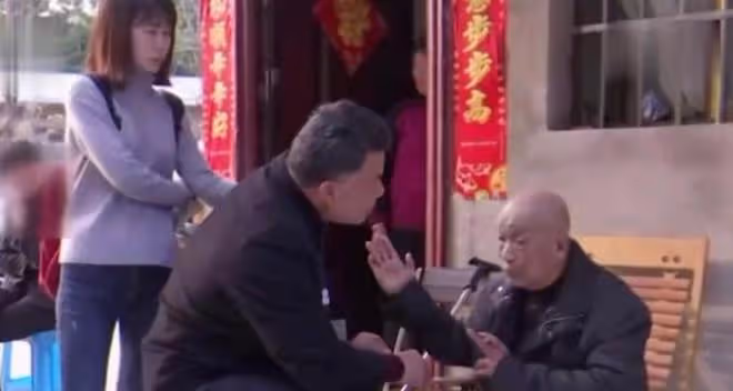 只因一口麥片，84歲老太遭到90歲丈夫毒打，滿臉都是傷口讓人心痛