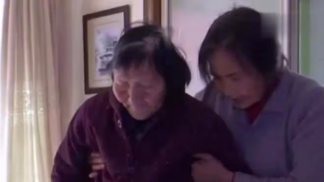 只因一口麥片，84歲老太遭到90歲丈夫毒打，滿臉都是傷口讓人心痛