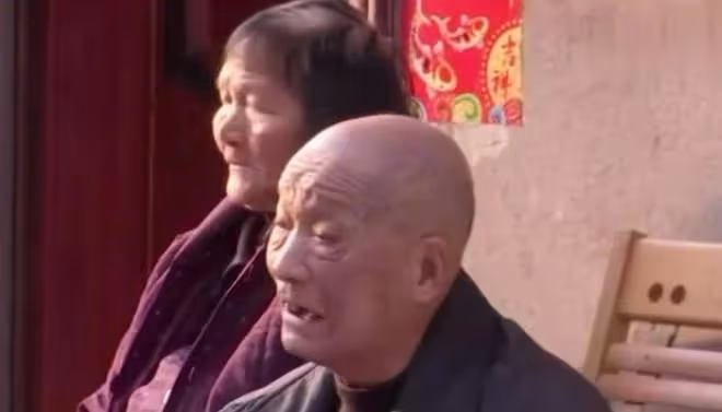 只因一口麥片，84歲老太遭到90歲丈夫毒打，滿臉都是傷口讓人心痛