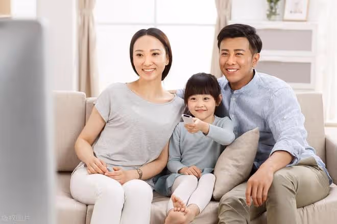 清明祭祀，小叔全家20口來我家，酒席散後父親：以後掃墓別叫我