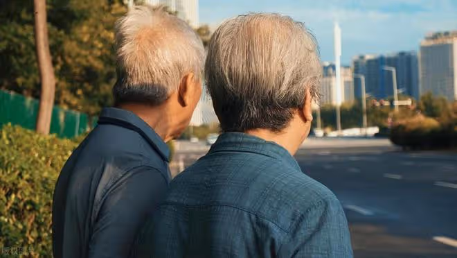 花230萬給兒子買房買車，親家帶孩子讓她每月給8千：誰讓你生兒子