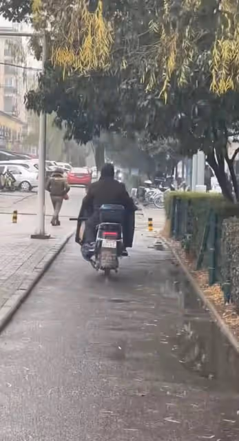 老人刮一女子的車之後不願承擔責任，騎車逃離，女子吶喊也不停下
