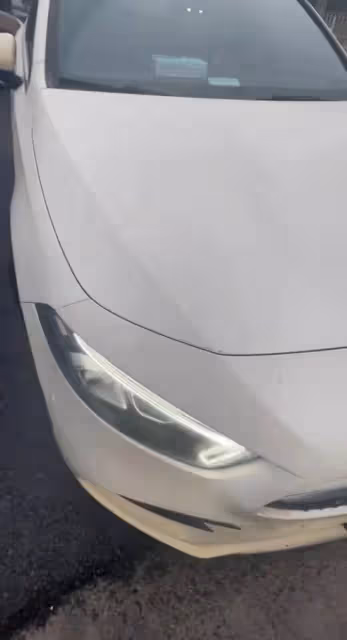 老人刮一女子的車之後不願承擔責任，騎車逃離，女子吶喊也不停下
