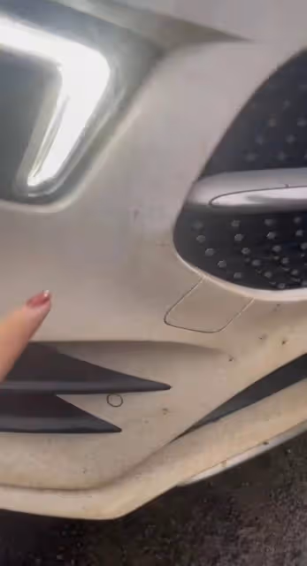 老人刮一女子的車之後不願承擔責任，騎車逃離，女子吶喊也不停下