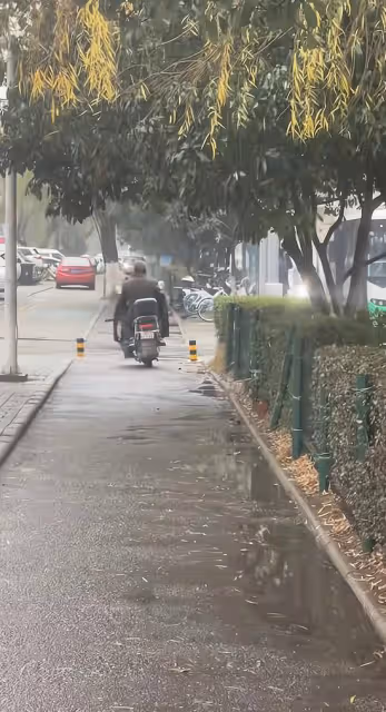 老人刮一女子的車之後不願承擔責任，騎車逃離，女子吶喊也不停下