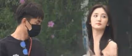 狗仔來潑冷水了,林更新趙麗穎BE了,林更新被拍到開車載女友外出