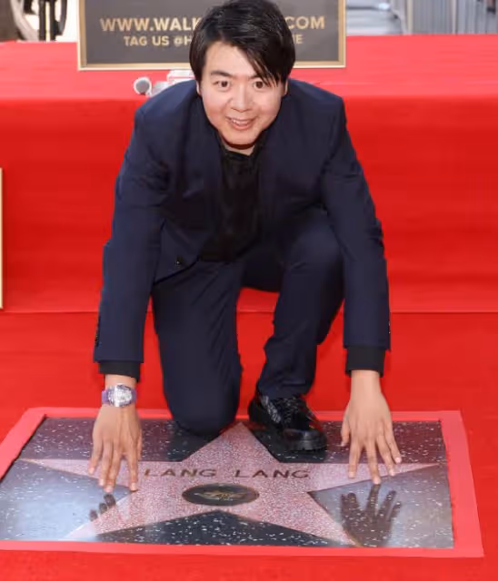 郎朗好萊塢星光大道留名:吉娜穿長裙陪伴,和郎朗父母一起慶祝