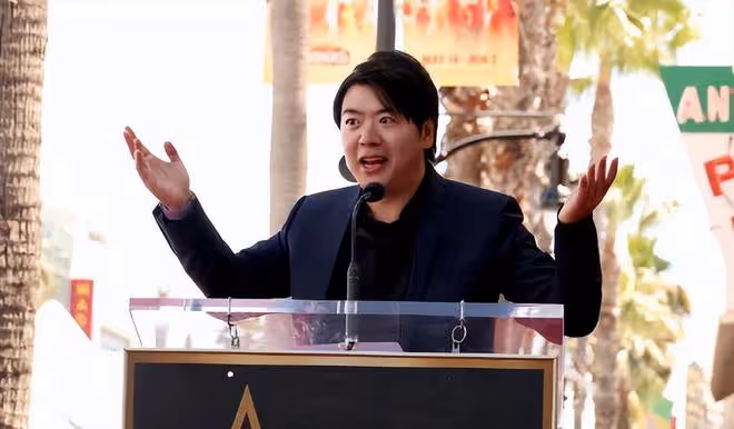 郎朗好萊塢星光大道留名:吉娜穿長裙陪伴,和郎朗父母一起慶祝