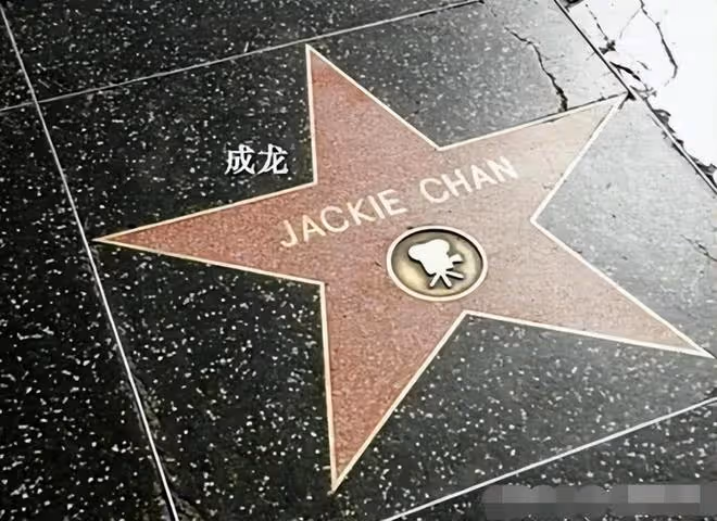 郎朗好萊塢星光大道留名:吉娜穿長裙陪伴,和郎朗父母一起慶祝