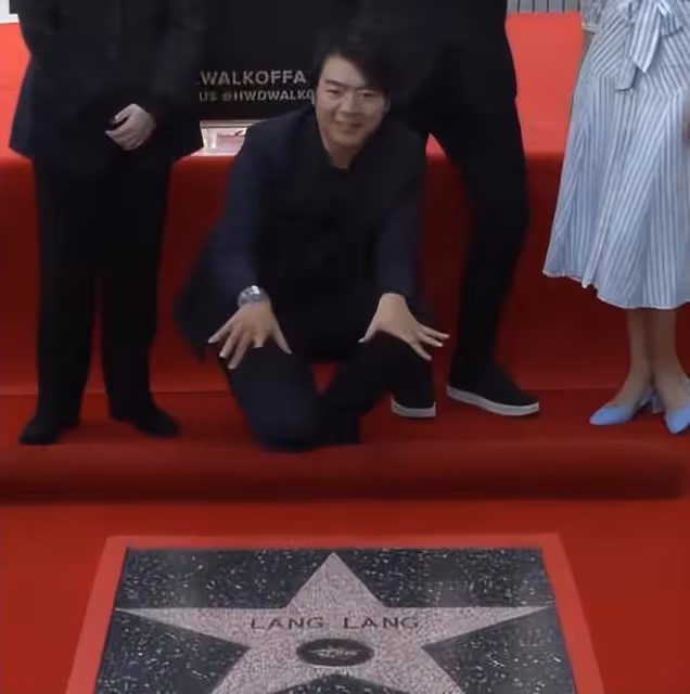 郎朗好萊塢星光大道留名:吉娜穿長裙陪伴,和郎朗父母一起慶祝