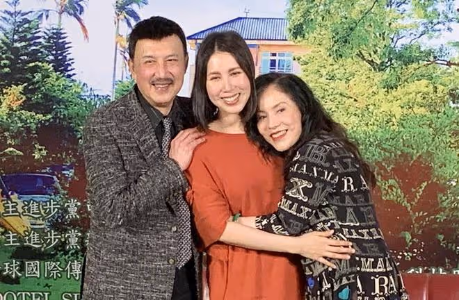 余苑綺41歲冥誕,74歲母親到墓地抱骨灰罈哭泣,手捧遺物不願離開