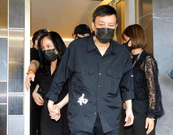 余苑綺41歲冥誕,74歲母親到墓地抱骨灰罈哭泣,手捧遺物不願離開