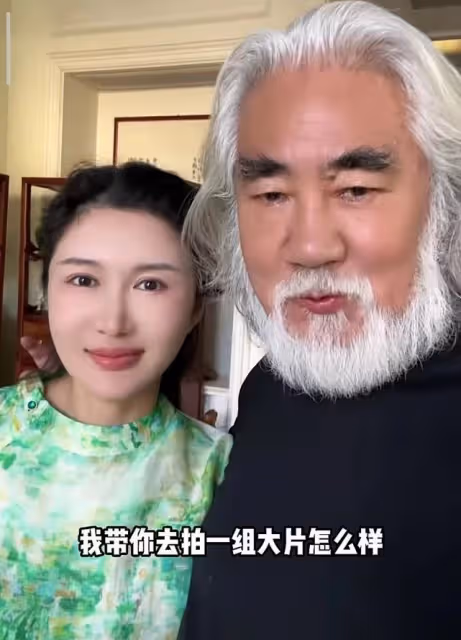 張紀中帶孕妻出遊,杜星霖懷四胎11周狀態好,赤腳與老公跳華爾茲