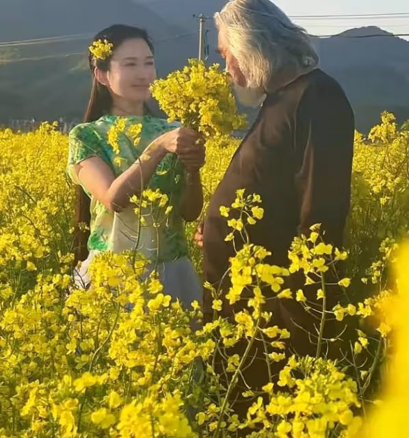 張紀中帶孕妻出遊,杜星霖懷四胎11周狀態好,赤腳與老公跳華爾茲