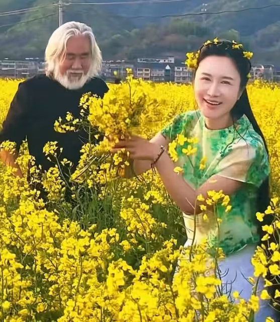 張紀中帶孕妻出遊,杜星霖懷四胎11周狀態好,赤腳與老公跳華爾茲