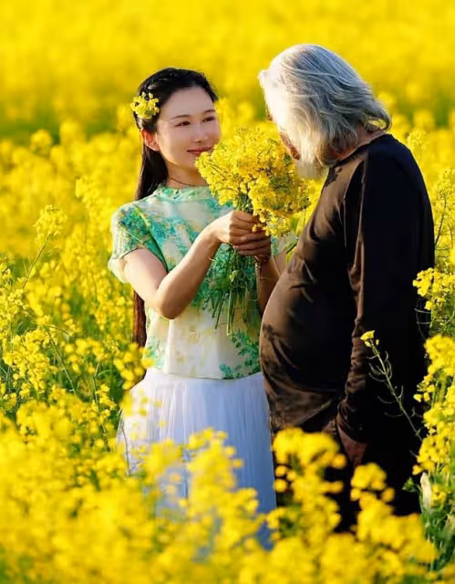 張紀中帶孕妻出遊,杜星霖懷四胎11周狀態好,赤腳與老公跳華爾茲