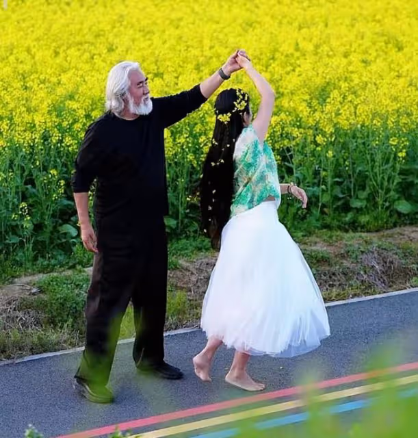 張紀中帶孕妻出遊,杜星霖懷四胎11周狀態好,赤腳與老公跳華爾茲