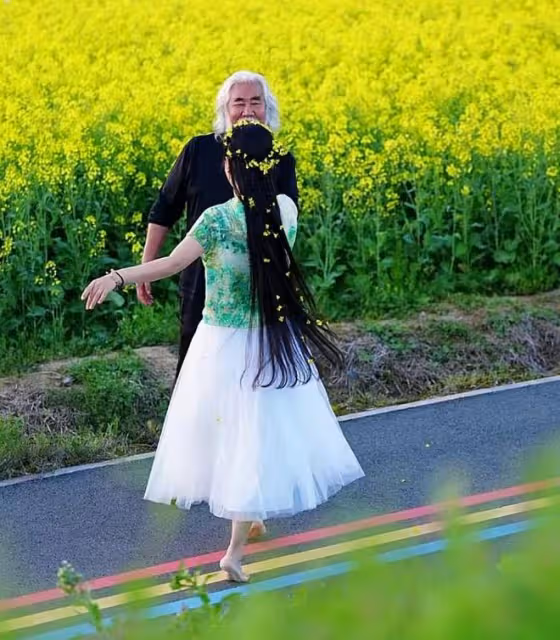 張紀中帶孕妻出遊,杜星霖懷四胎11周狀態好,赤腳與老公跳華爾茲