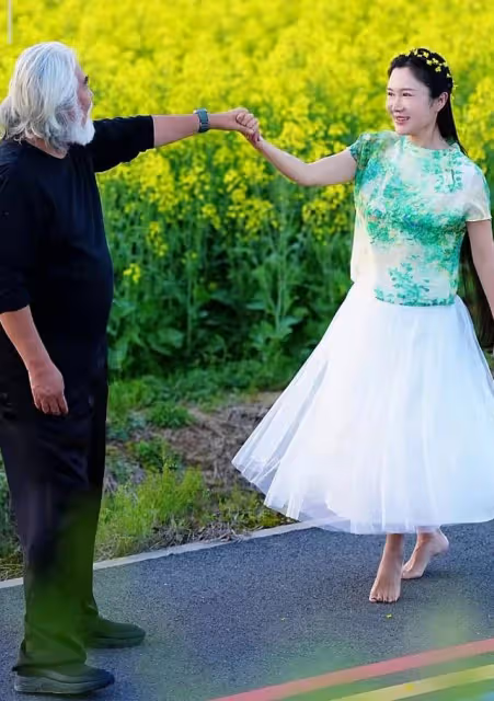 張紀中帶孕妻出遊,杜星霖懷四胎11周狀態好,赤腳與老公跳華爾茲