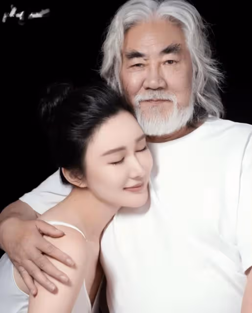 張紀中帶孕妻出遊,杜星霖懷四胎11周狀態好,赤腳與老公跳華爾茲