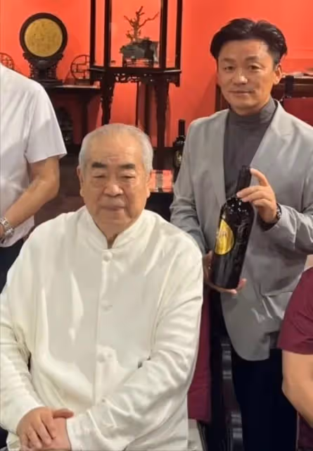 85歲書畫家范曾官宣四婚！兩人相差50歲，女方戴3萬項鍊身份曝光