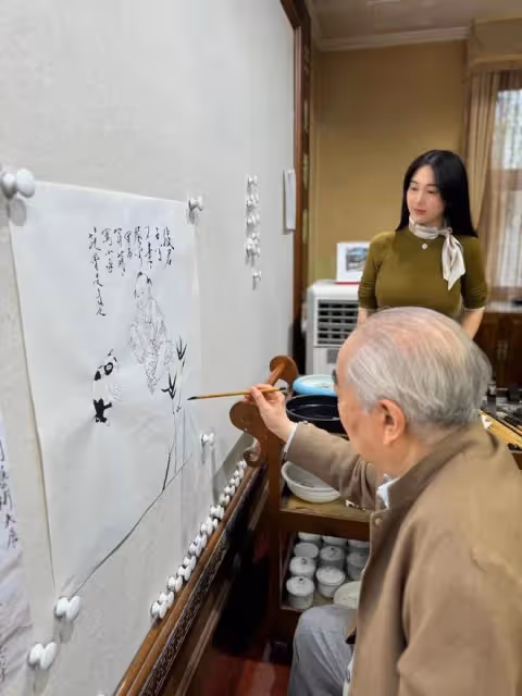 85歲書畫家范曾官宣四婚！兩人相差50歲，女方戴3萬項鍊身份曝光