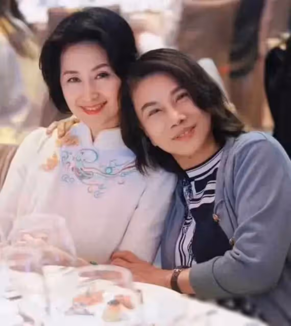 歲月中的優雅交鋒：何超瓊與董明珠同框時的氣場與氣質