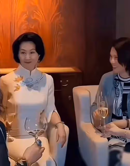 歲月中的優雅交鋒：何超瓊與董明珠同框時的氣場與氣質