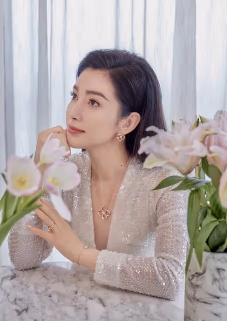 李冰冰把亮片穿得優雅不俗,V領裡面配裸色打底,看著還挺保守的